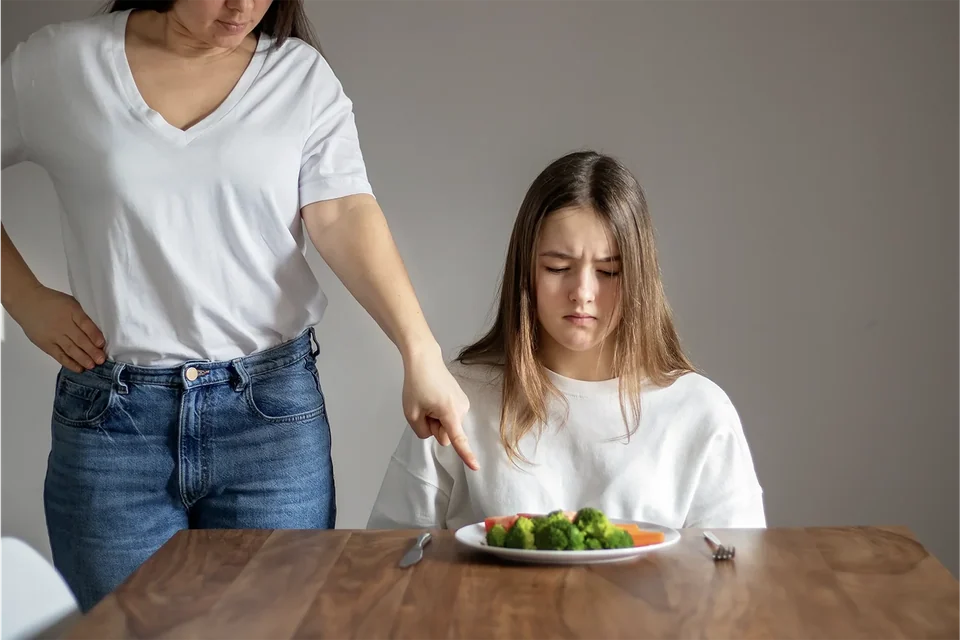 Ergenlerde Yeme Bozuklukları: Anoreksiya ve Bulimia Belirtileri